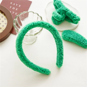 Détail de l'ensemble d'accessoires de cheveux en peluche avec serre-tête et pince verte