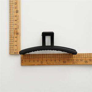Detailed measurement showing large matte black hair claw clip at 13.5cm long