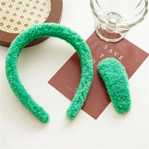 Détail du serre-tête en peluche verte et de la barrette assortie en fausse fourrure