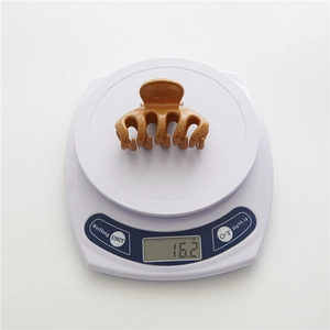 Glossy caramel brown claw clip for women, lightweight 16.2g plastic hair accessory