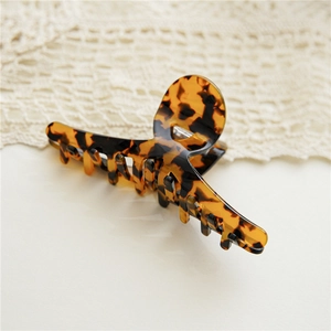 Detail einer großen 11cm Haarklammer mit Leopardenmuster und Schildpatt-Acetat-Textur