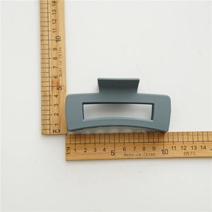 Vue détaillée d'une pince à cheveux bleu-gris mat de 10,5 cm avec une règle