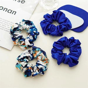 Lot de quatre chouchous tie-dye bleus en coton avec finition satinée pour femmes