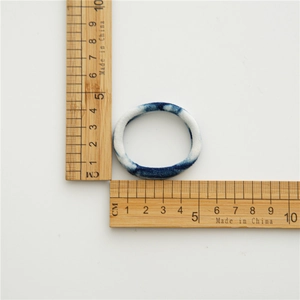Detalle del elástico para el pelo tie-dye con medida de 4,5 cm de diámetro sobre fondo blanco