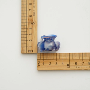 Mini pince à cheveux en acétate marbré bleu avec règle pour mesurer la taille de l'article