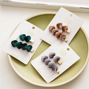 Set de pinzas para el pelo de corazón de terciopelo y metal dorado en verde, marrón y gris