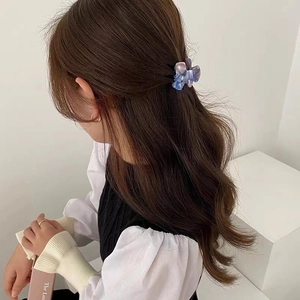 Mini pince à cheveux en acétate motif marbre bleu pour coiffures élégantes et simples