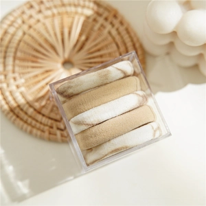 Pack de 5 gomas de pelo tie-dye en beige y café dentro de una caja de plástico claro