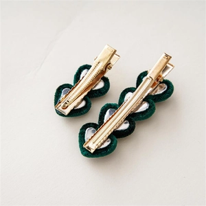 Juego de horquillas para el pelo con corazón de terciopelo verde oscuro y clips dorados