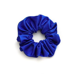 Chouchou en satin bleu roi avec design plissé pour une coiffure élégante
