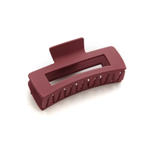 Grande pince à cheveux rectangulaire mate bordeaux style Morandi sur fond blanc pur