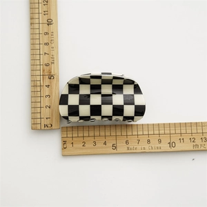 Detailed size measurement of checkered hair claw clip showing length 8.2cm and height 4.5cm
