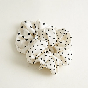 Chouchou élégant en satin blanc à pois noirs avec texture plissée et style coréen