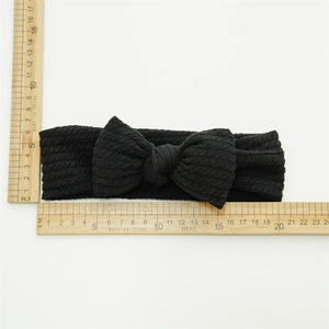 Bandeau élastique noir en tricot torsadé avec nœud, taille mesurée avec une règle