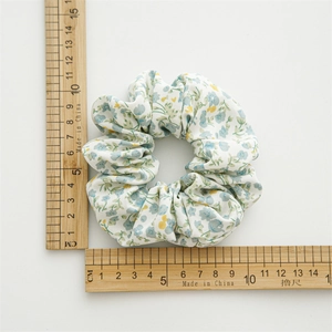 Misura dettagliata delle dimensioni di un elastico in chiffon floreale di circa 10 cm di diametro