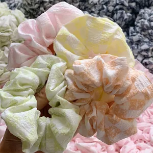 Lot de quatre chouchous colorés à motifs de damier et fleurs en gaze gaufrée