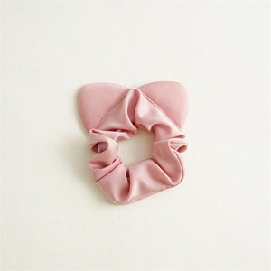 Macro di elastico per capelli in peluche rosa con graziosi dettagli a forma di orecchie di gatto