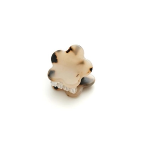 Mini pince à cheveux fleur en acétate avec motif écaille de tortue sur fond blanc pur
