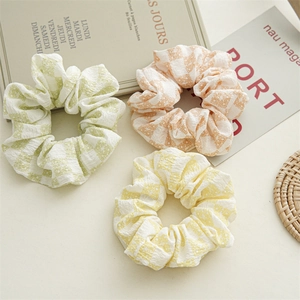 Lot de chouchous à fleurs vert menthe et orange sur tissu en seersucker plissé doux