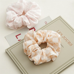 Détail de chouchous en seersucker rose et orange avec des motifs floraux