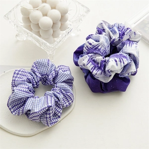 Dettaglio della trama satinata degli elastici scrunchie con motivo pied de poule