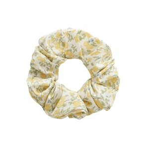 Scrunchie in chiffon a fiori gialli su fondo bianco per acconciature da donna