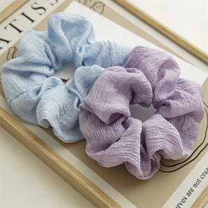 Set aus hellblauen und lavendelfarbenen XXL-Scrunchies aus plissiertem Stoff für Damen