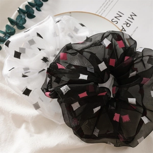 Große Organza-Haargummis mit geometrischen Karomustern aus schwarzem und weißem Netz