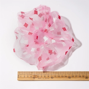 Rosa Haargummi aus Netzstoff mit Quadratmuster und Maßangabe von 13 cm Durchmesser