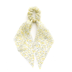 Florales Haar-Scrunchie mit gelbem Druck und eleganten langen Bändern auf Weiß