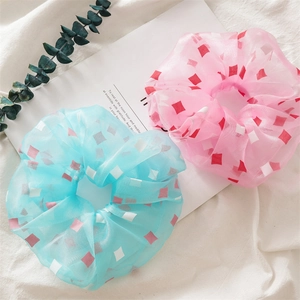 Übergroße Organza-Haargummis in Himmelblau und Hellrosa mit geometrischen Karomustern