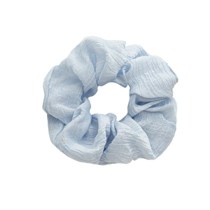 Himmelblauer Haargummi aus plissiertem Chiffon für Damen mit sommerlicher Textur