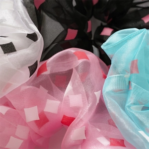 Detailansicht von Organza-Haargummis mit geometrischen Quadraten und schimmerndem Glanz