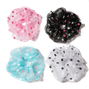 Vierer-Set Organza-Haargummis in Pink, Schwarz, Blau und Weiß mit quadratischen Mustern