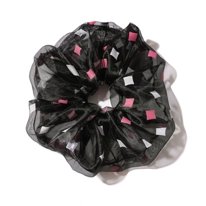 Großer schwarzer Netz-Scrunchie mit rosa und weißen Quadraten auf weißem Grund