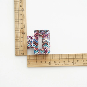 Détail de la pince à cheveux rectangulaire en acétate de 6 cm avec mesure de taille