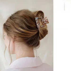 Détail d'une pince à cheveux carrée de 6 cm en acétate marbré bleu et marron