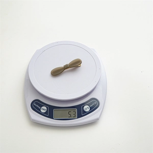 Detailed view showing the acetate bow hair clip weighing approximately 5.3g on a digital scale