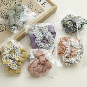 Vue détaillée du lot de 6 chouchous en patchwork floral avec emballage individuel