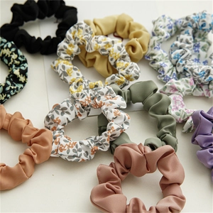 Lot de chouchous en mousseline à fleurs et unis aux couleurs variées pour coiffures