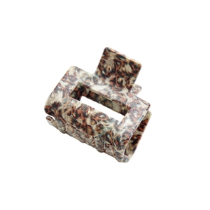 Pince à cheveux carrée de 6cm en acétate avec motif léopard et structure ajourée sur blanc