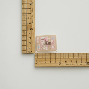 Vue détaillée d'une pince à cheveux ours mignon avec dimensions 4cm x 3cm sur une règle