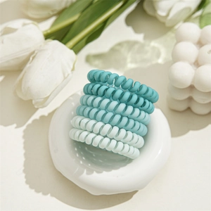 Détail de 6 élastiques à cheveux spirale mats tons menthe et bleu avec fleurs