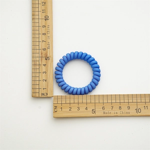 Élastique à cheveux spirale bleu mat style cordon de téléphone, diamètre 5 cm avec règle