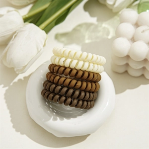 Détail de 5 élastiques spirale mats en crème et marron avec décor de tulipes
