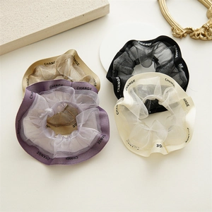 Lot de quatre chouchous en organza violet, beige et noir avec bordure lettrée CHANGE