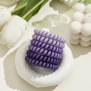 Vue détaillée de 7 élastiques spirales dégradés violets avec décor crème
