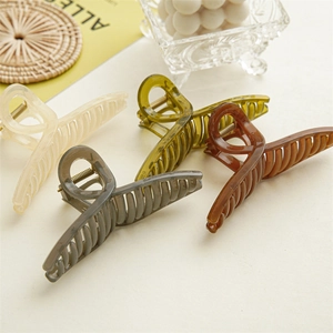 Lot de quatre grandes pinces à cheveux translucides beige vert gris et marron