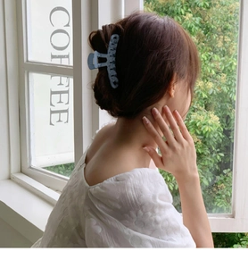Détail de la pince à cheveux bleu clair ondulée pour une coiffure relevée élégante