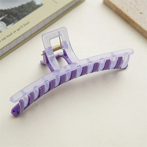 Détail de la pince à cheveux double couche violette avec ressort métallique doré